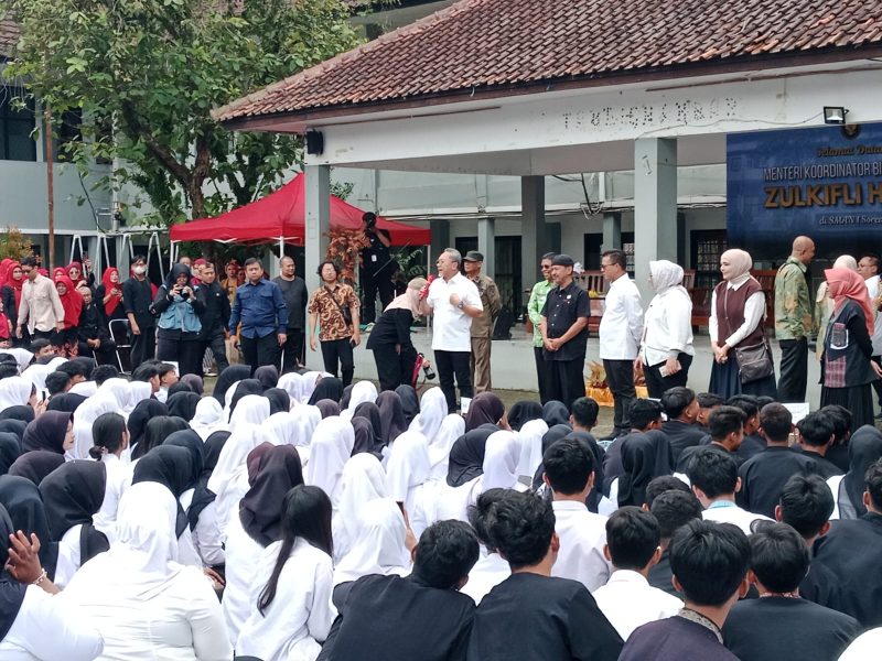 Bagi Hadiah, Zulhas dan Kang DS Perkenalkan Manfaat MBG